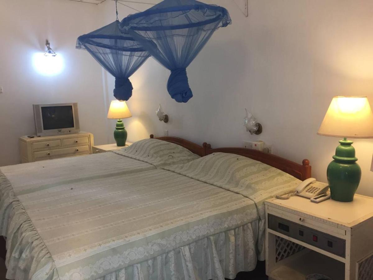 Hotel Shalini Anuradhapura Bagian luar foto