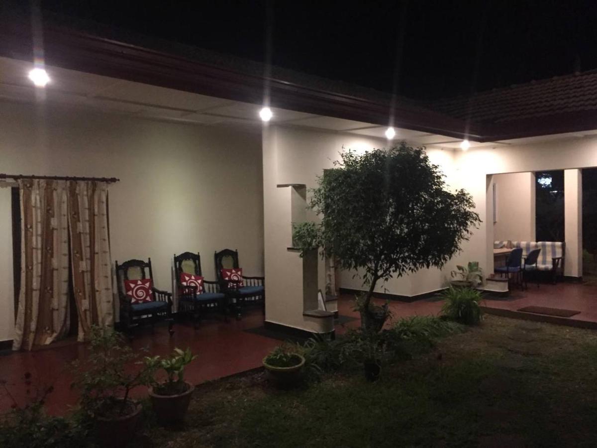 Hotel Shalini Anuradhapura Bagian luar foto