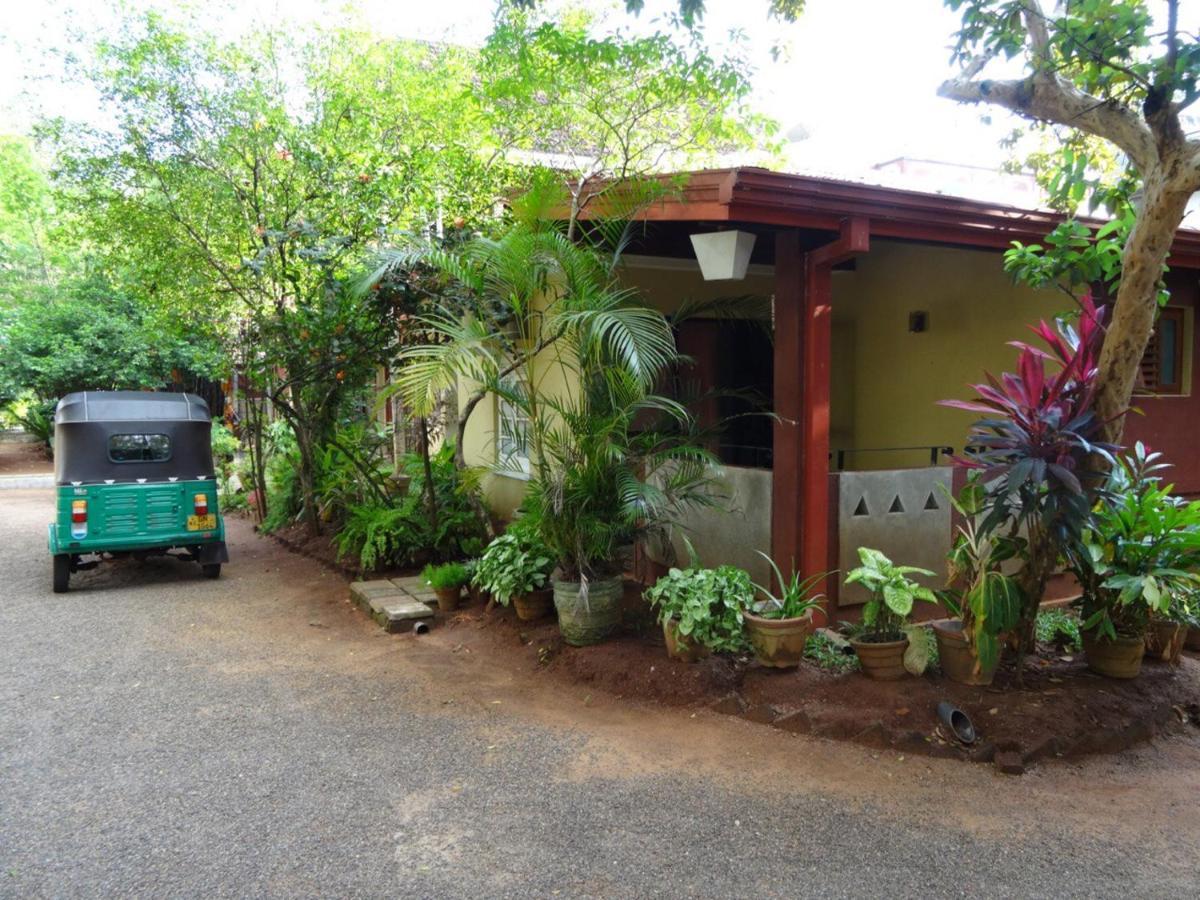 Hotel Shalini Anuradhapura Bagian luar foto