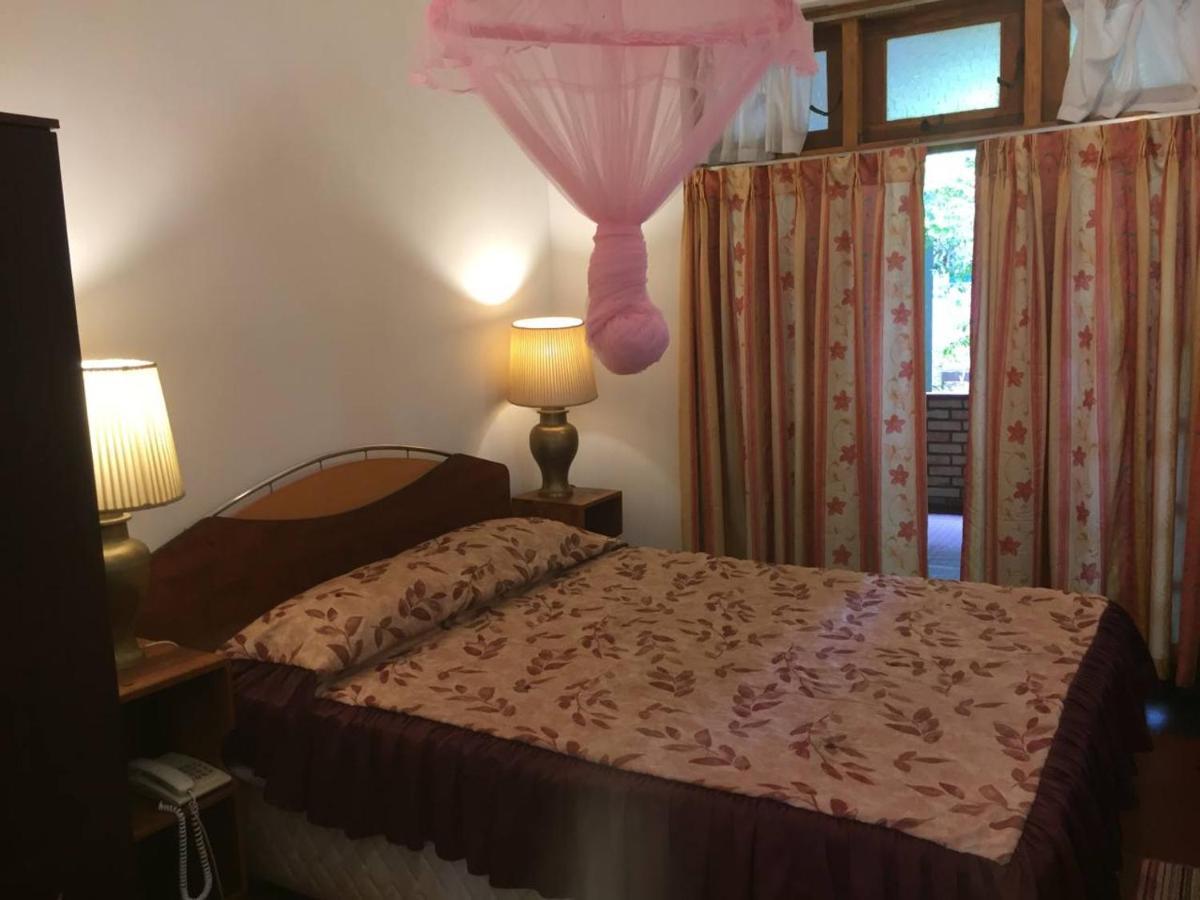 Hotel Shalini Anuradhapura Bagian luar foto