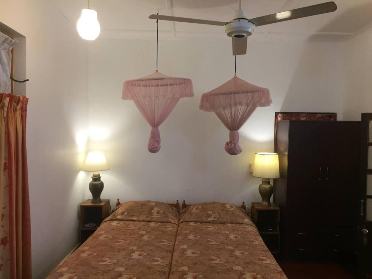 Hotel Shalini Anuradhapura Bagian luar foto