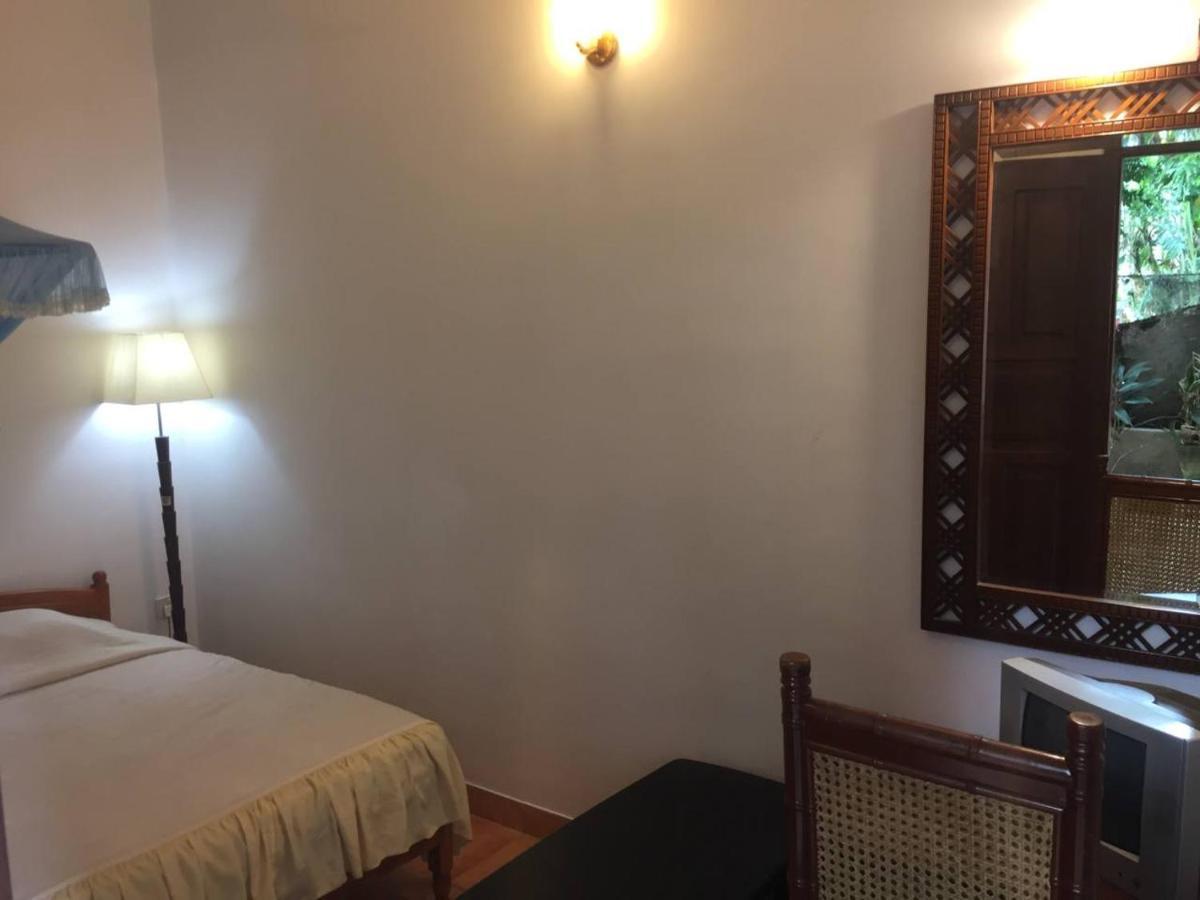 Hotel Shalini Anuradhapura Bagian luar foto
