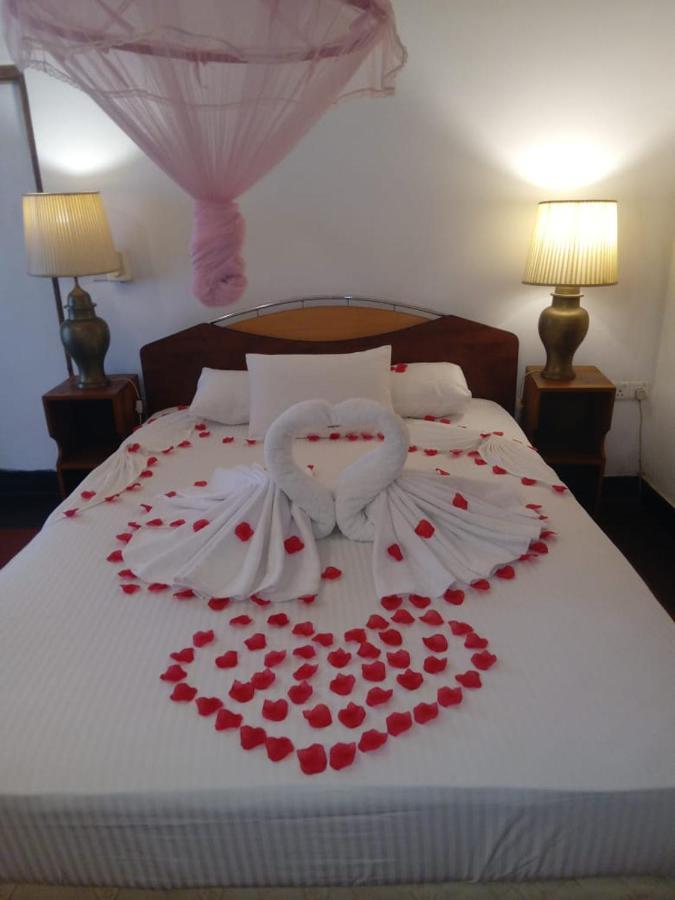 Hotel Shalini Anuradhapura Bagian luar foto