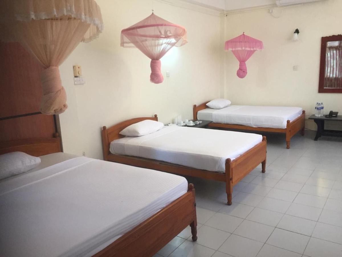 Hotel Shalini Anuradhapura Bagian luar foto