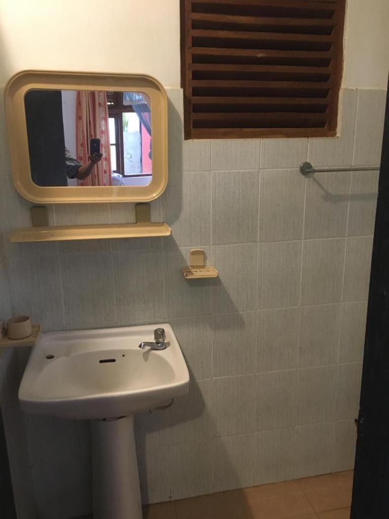 Hotel Shalini Anuradhapura Bagian luar foto