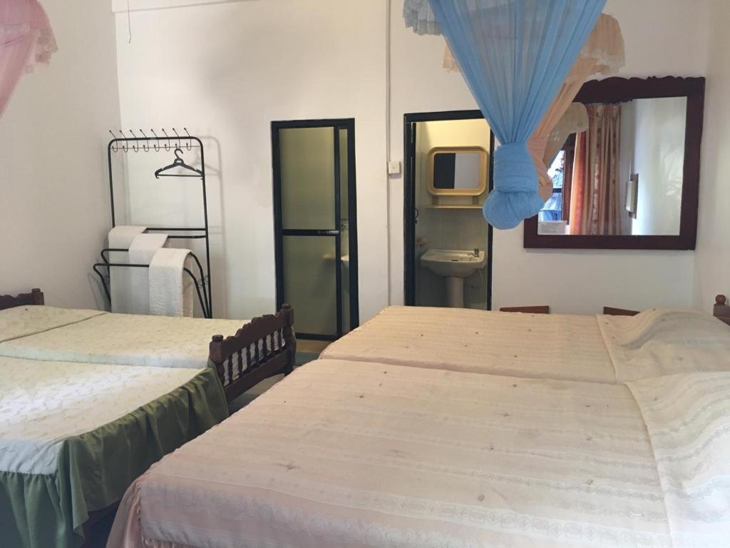 Hotel Shalini Anuradhapura Bagian luar foto