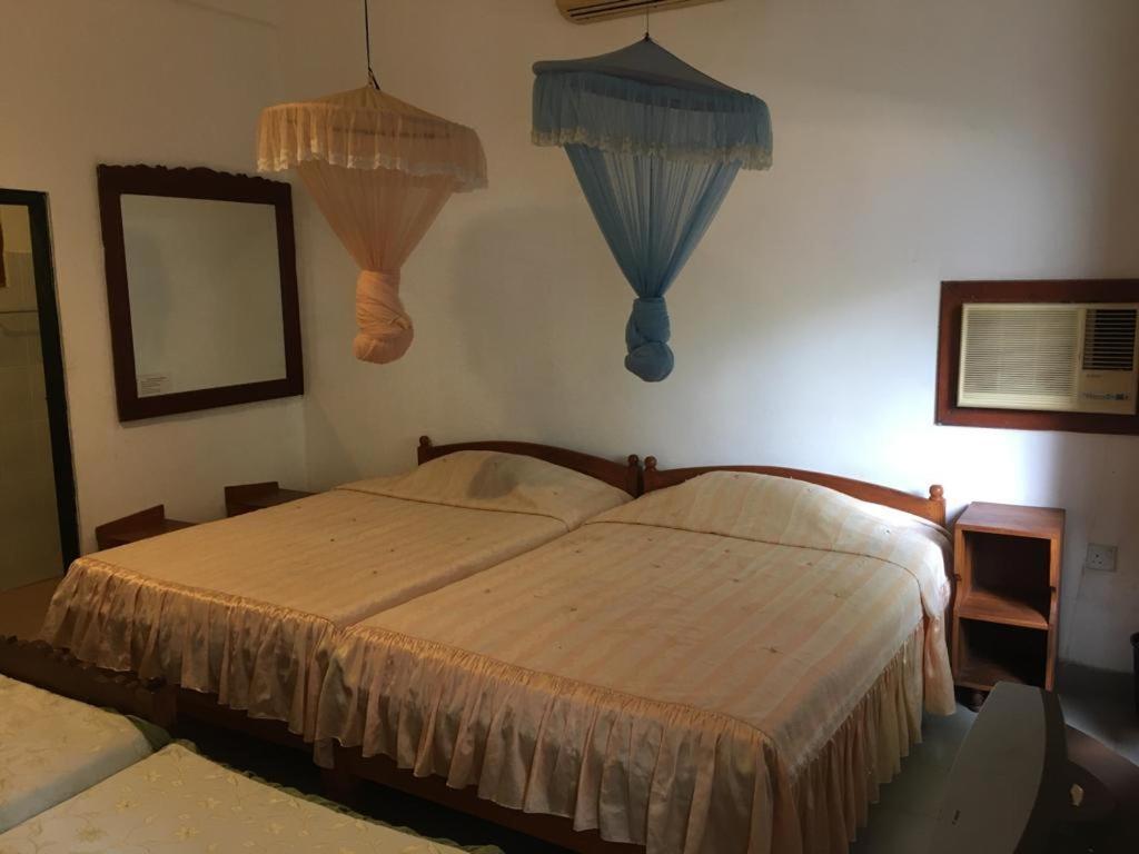 Hotel Shalini Anuradhapura Bagian luar foto