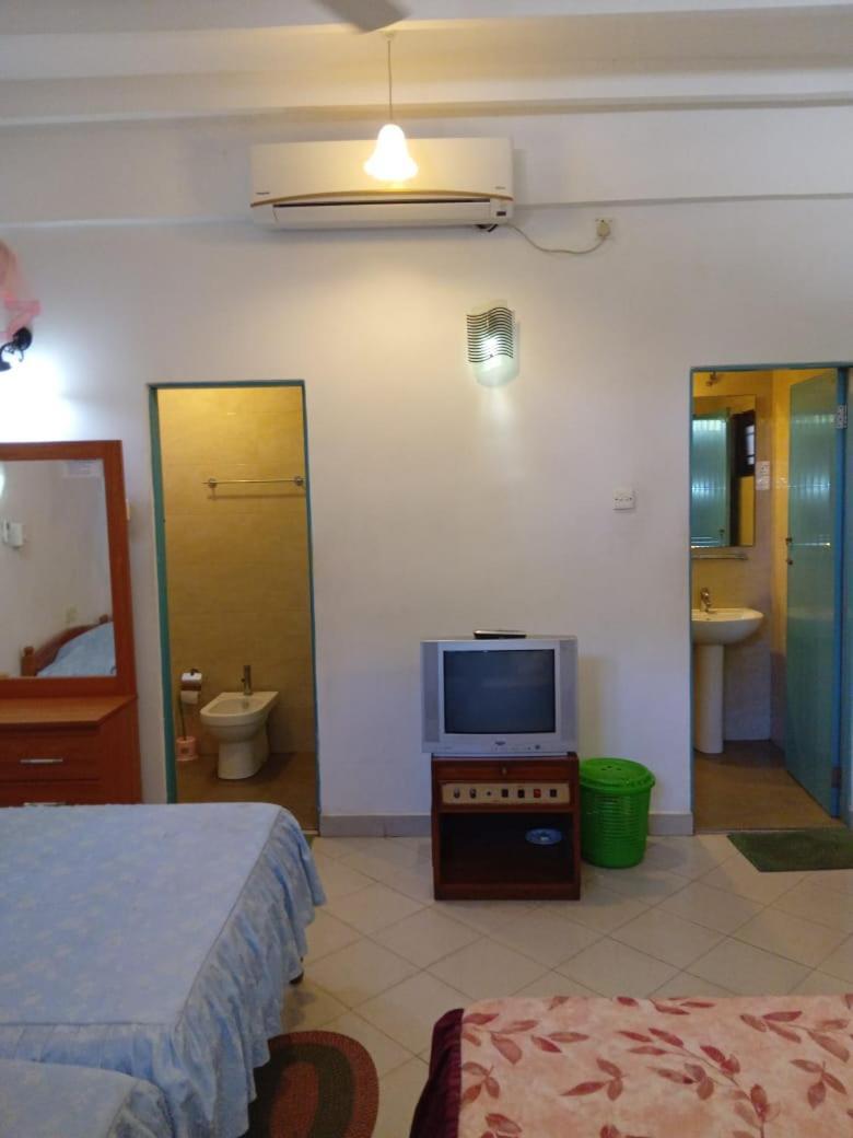 Hotel Shalini Anuradhapura Bagian luar foto